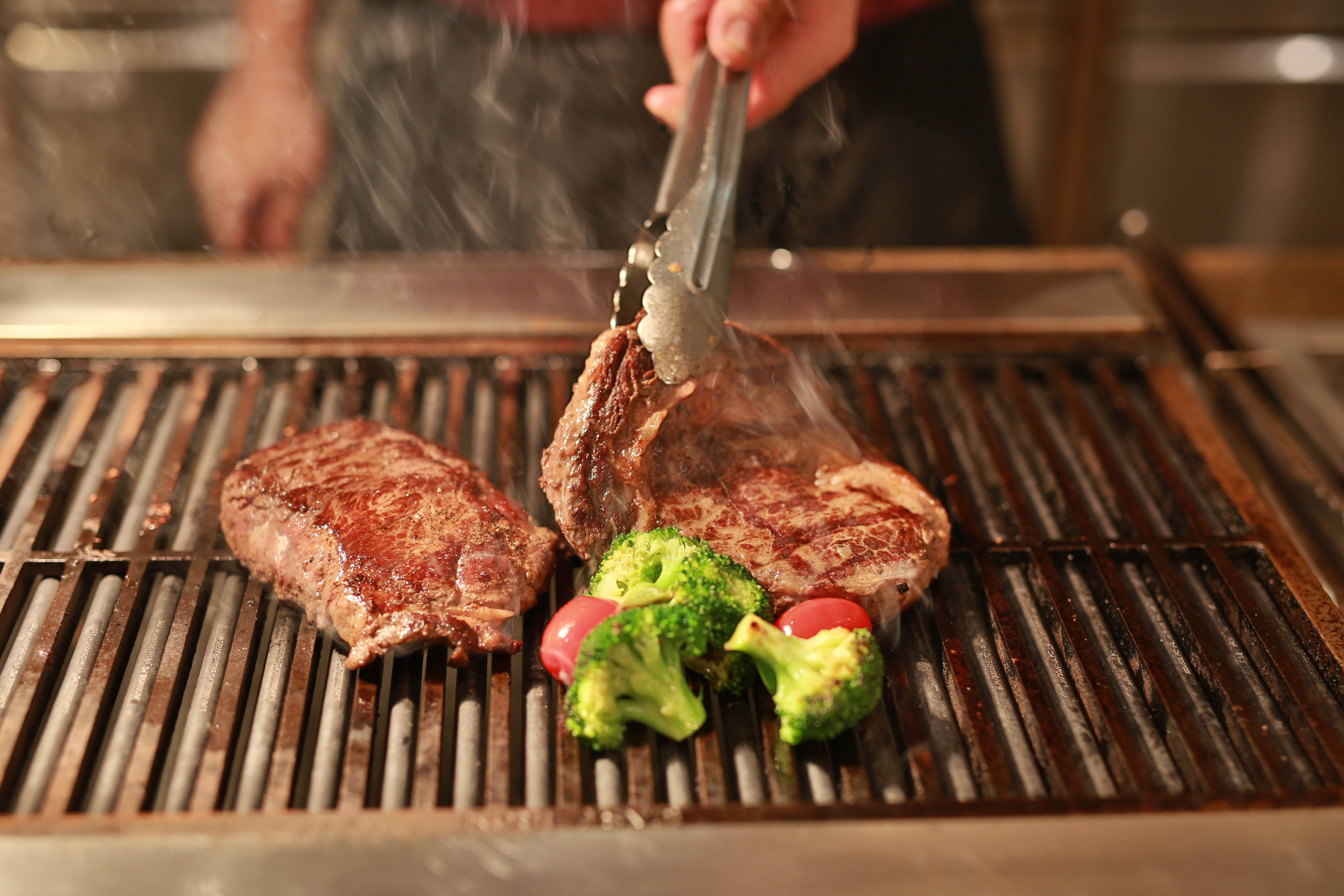 فندق كراون بلازا ماكاو المظهر الخارجي الصورة A steak being grilled