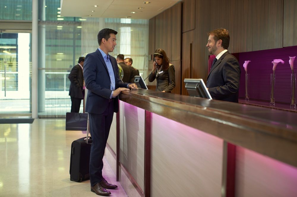 فندق كراون بلازا ماكاو المظهر الخارجي الصورة A hotel receptionist