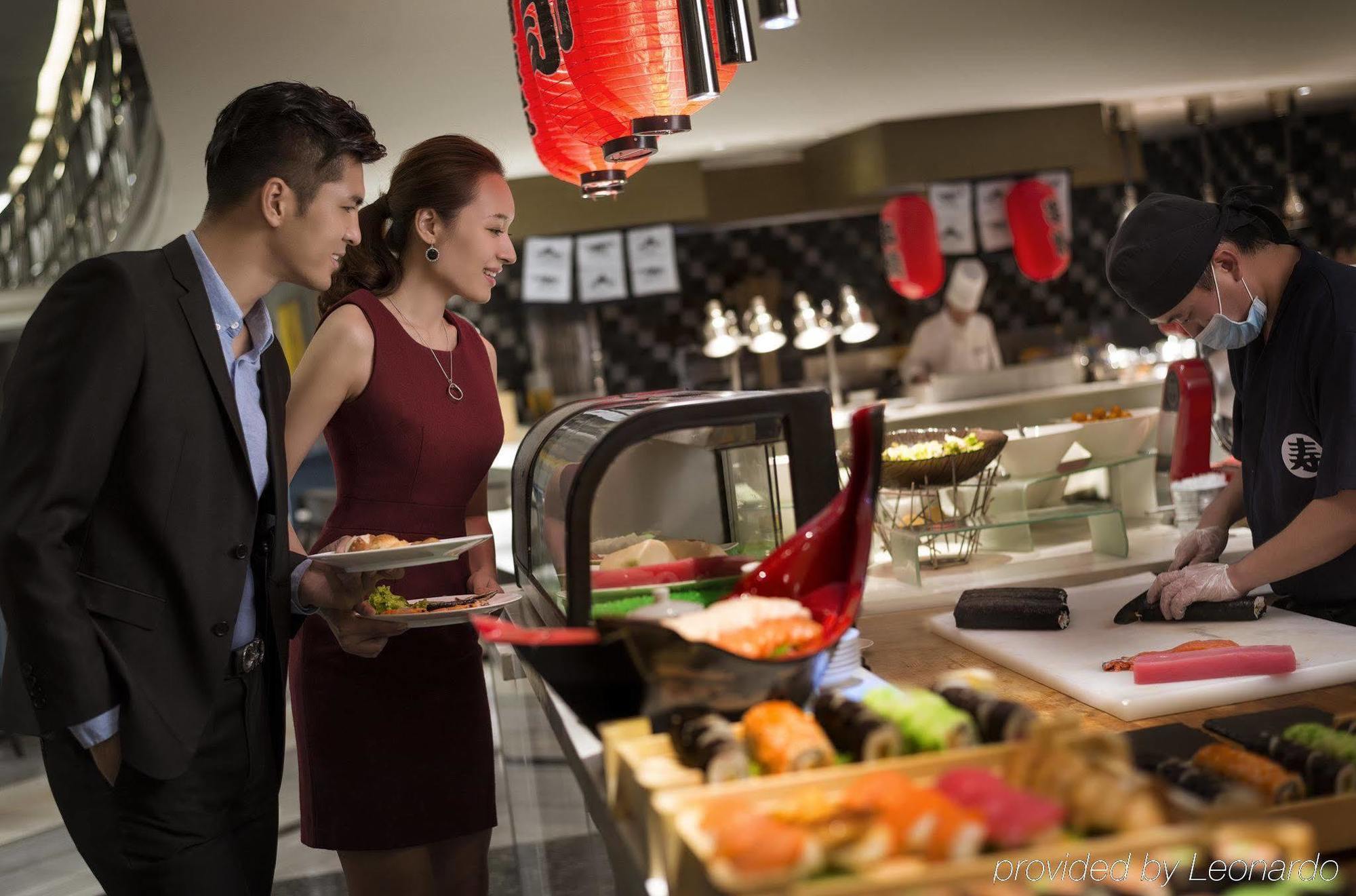 فندق كراون بلازا ماكاو المظهر الخارجي الصورة A restaurant in a hotel