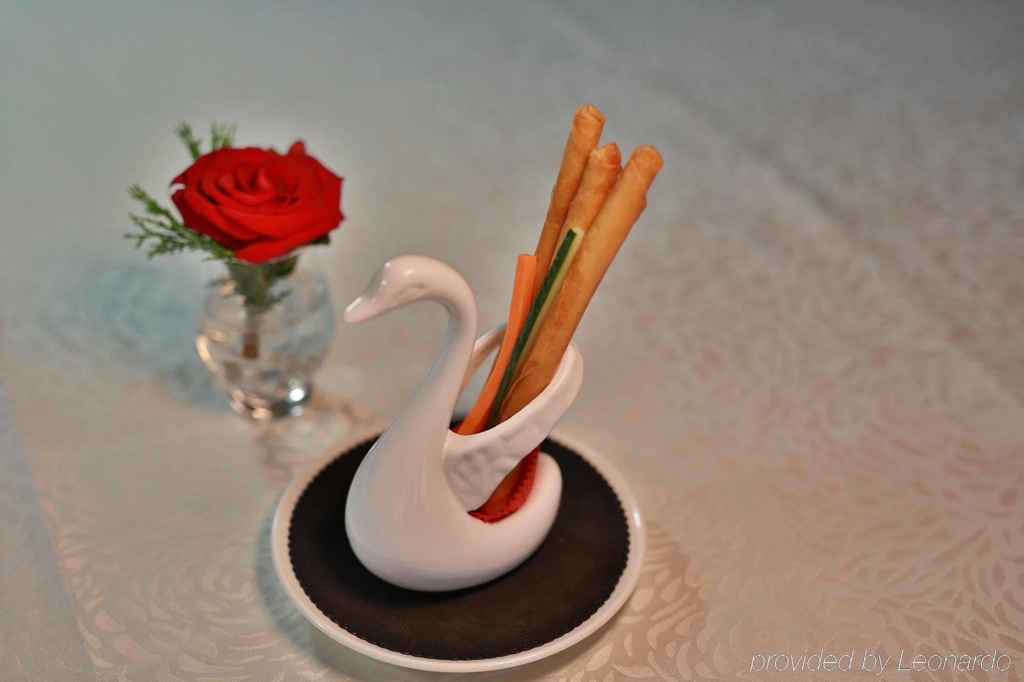 فندق كراون بلازا ماكاو المظهر الخارجي الصورة A swan-shaped chopstick holder